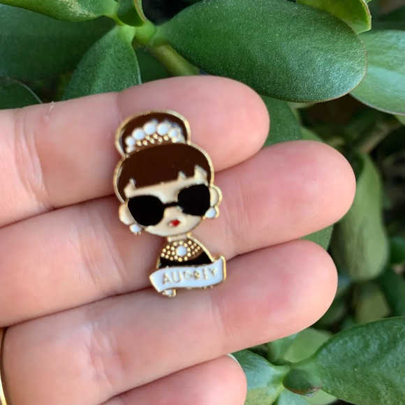 Brand new Audrey Hepburn iconic people enamel pin Breakfast at Tiffany’s - Picture 1 of 6